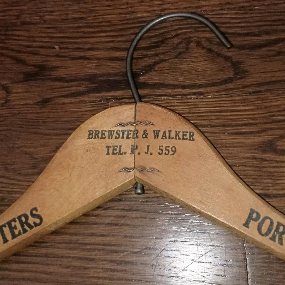 Percha de madera vintage Brewster & Walker Port Jefferson Nueva York para hombre Outfitters Foto 2 de 4