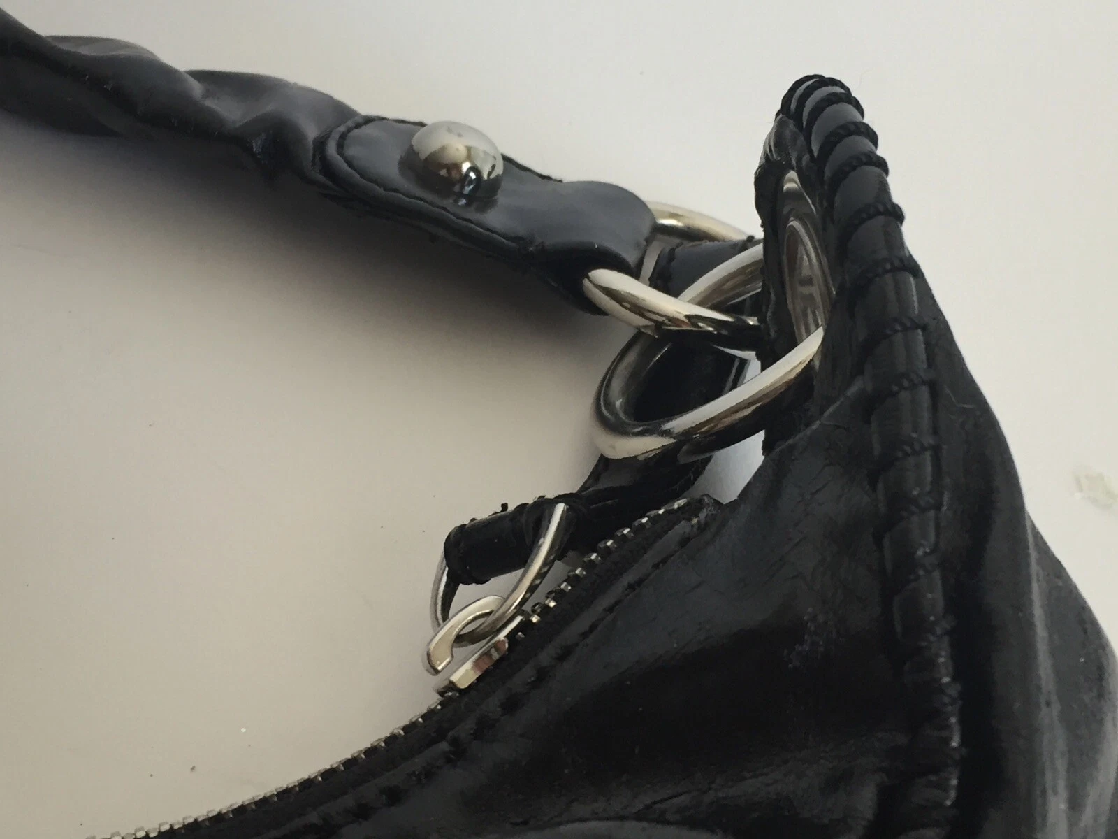 Borsa donna GUESS logo hobo nera lucida ecopelle morbida scritta morbida slouchy