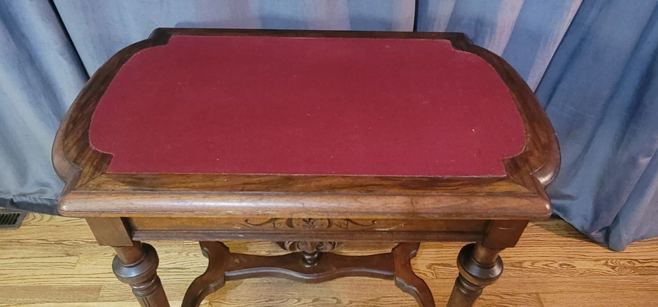 Escritorio o mesa auxiliar antigua de roble francés con tapa de fieltro Foto 2 de 4