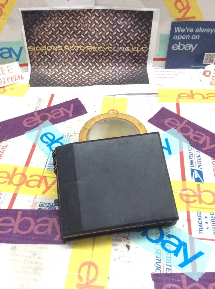 2004 2005 2006 2007 2008 MITSUBISHI GALANT * Cubierta de caja de fusibles Tapa de relé Borde superior * Foto 4 de 4