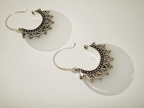 AB weißer Chalzedon Halbmond filigrane Ohrhänger 0,925 Silber plattiert 2 Zoll - Bild 2 von 3