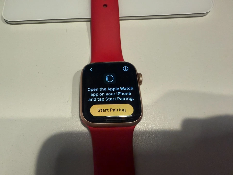 Apple Watch Series 4 40 毫米(GPS + 蜂窝网络)铝合金表壳 - 上好 — 第 4/4 张图片