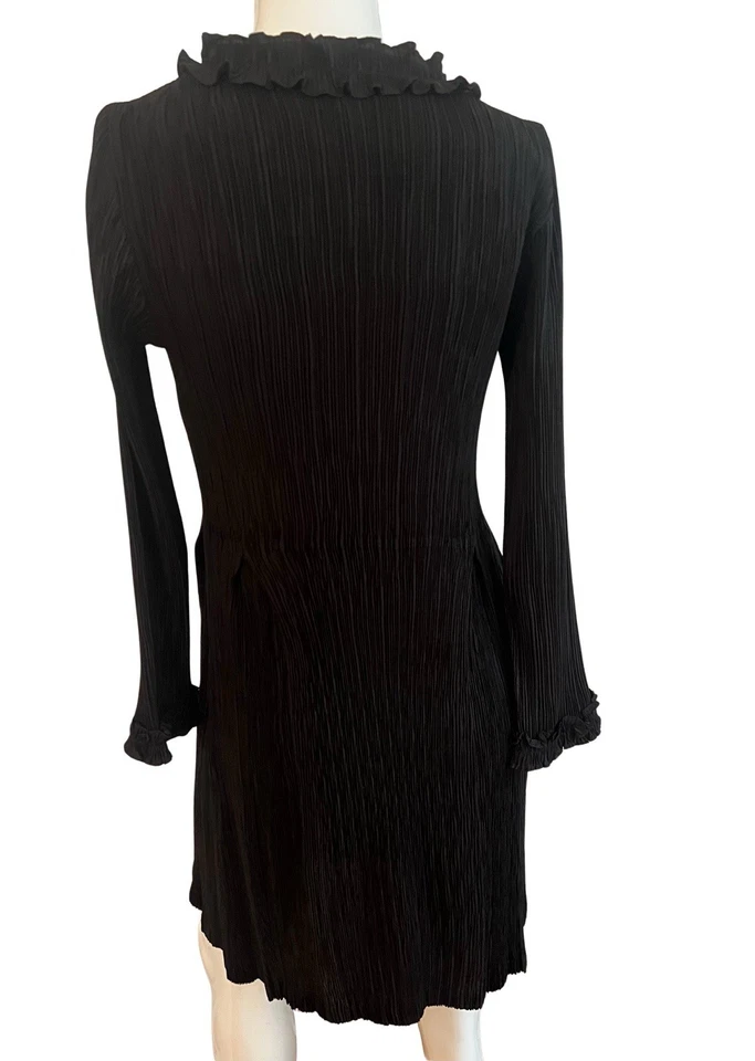 Vestido negro plisado por favor de los años 90 Issey Miyake volantes de colección talla mediana elástico modesto Foto 4 de 4