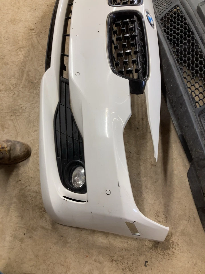 15 BMW 320 SERIES Front Bumper Paint Problem White Foto 2 de 4