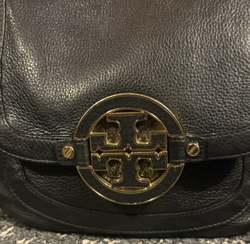 Cartera Bandolera Tory Burch Amanda Negra Dorada de Colección, Herrajes, Cuero Guijarro - Imagen 10 de 23