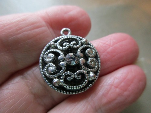HÜBSCHER VINTAGE DUNKEL SILBERFARBEN SCHWARZ EMAILLE KRISTALL ANHÄNGER CHARM ANHÄNGER ARMBAND