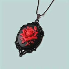 Halskette mit Anhänger " Rosenkamee ",sehr schön im Gotikstil  (Ko.14)