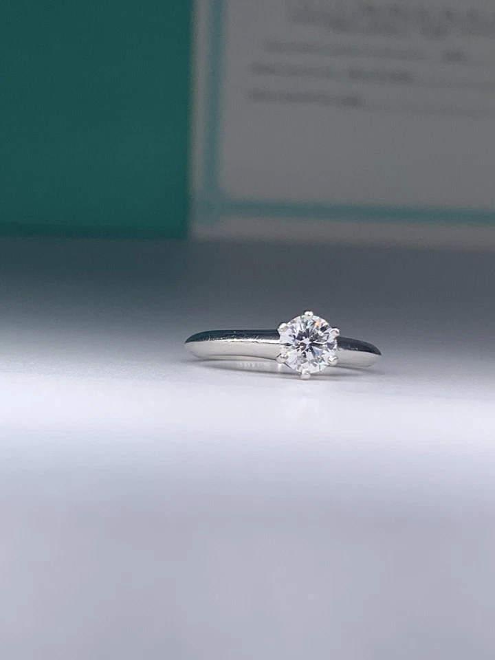 Anel solitário de diamante Tiffany & Co platina PT950 0,63 quilates tamanho 5,75 - Imagem 4 de 4