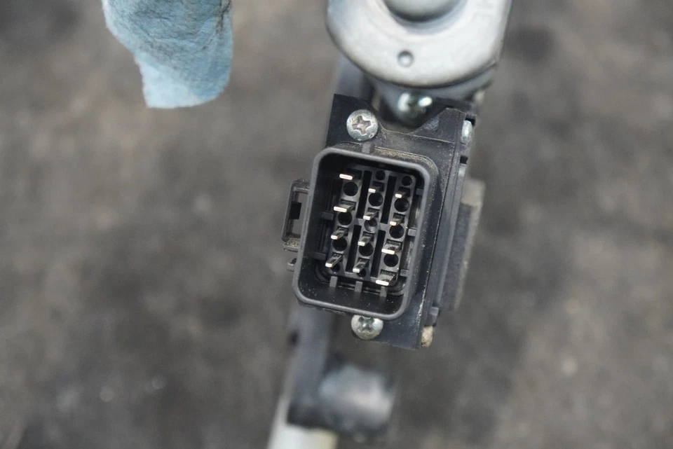 Motor regulador ventana puerta conductor delantero izquierdo OEM Aston Martin V8 Vantage 2008 Foto 3 de 4