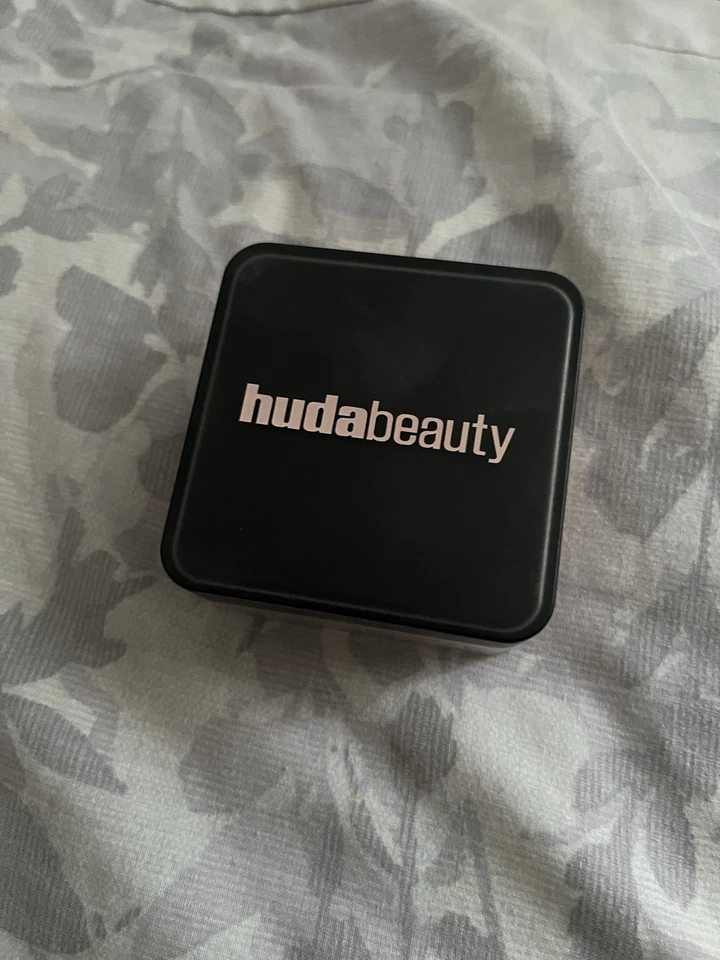 Huda Beauty Loose Powder Cupcake - Image 1 of 3