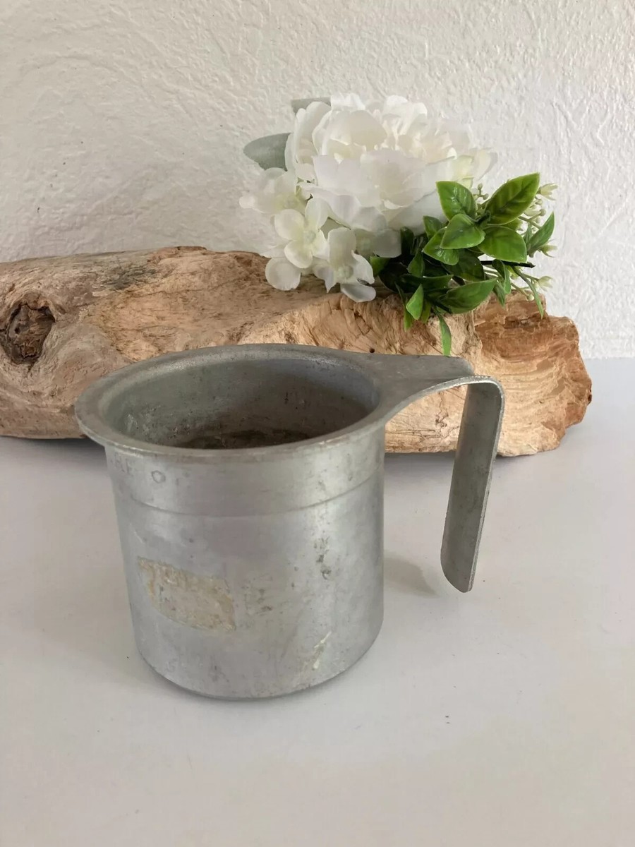 Ancienne Mesure à Lait SEB 1/2 Litre – Aluminium épais, Art Populaire Français Vintage