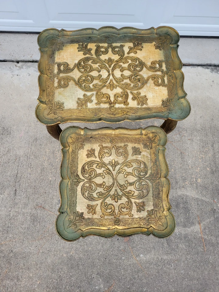 Juego de 2 Mesas Anidadoras Italianas Florentinas Dorado Plástico Dorado Diseño Ornamentado Foto 2 de 4
