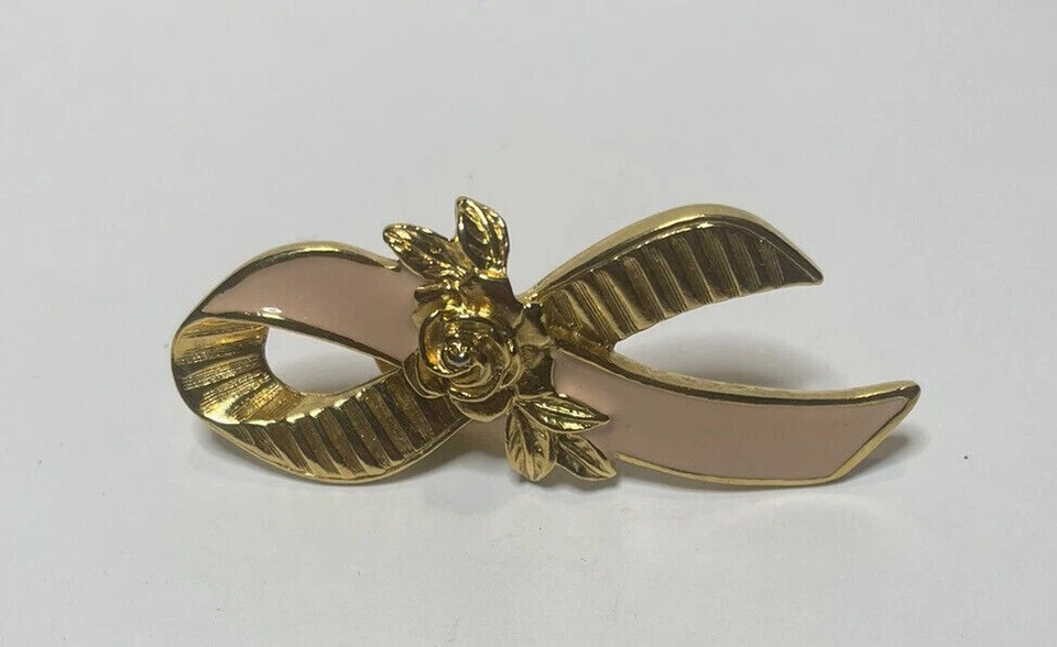 Prendedor de cinta rosa vintage Avon - Broche de joyería de oro rosa con conciencia sobre el cáncer de mama Foto 2 de 4