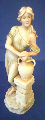 Continental Blush Ivory Grecian Lady Figur stehend am Wasserbehälter
