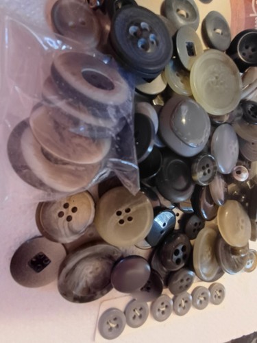 Job Lot 100+ Grey Silver 2-Hole, 4-Hole & Shank Buttons + A Free Gift ! 114g - Picture 9 of 16