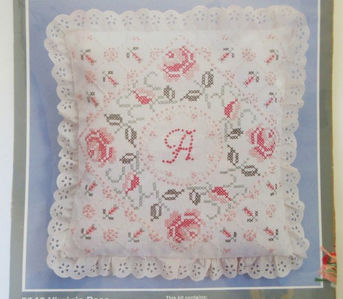 Kit de almohada de coser monograma WonderArt Candlewick Classics Virginia Rose 5640 - Imagen 3 de 9
