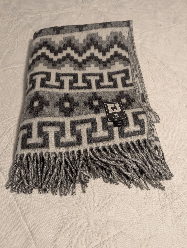 Manta de lana de alpaca Tumi 51 pulgadas x 62 en gris tiro suroeste azteca flecos Perú Foto 2 de 4