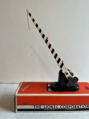 LIONEL AUTOMATIC CROSSING GATE #252 - with BOX!