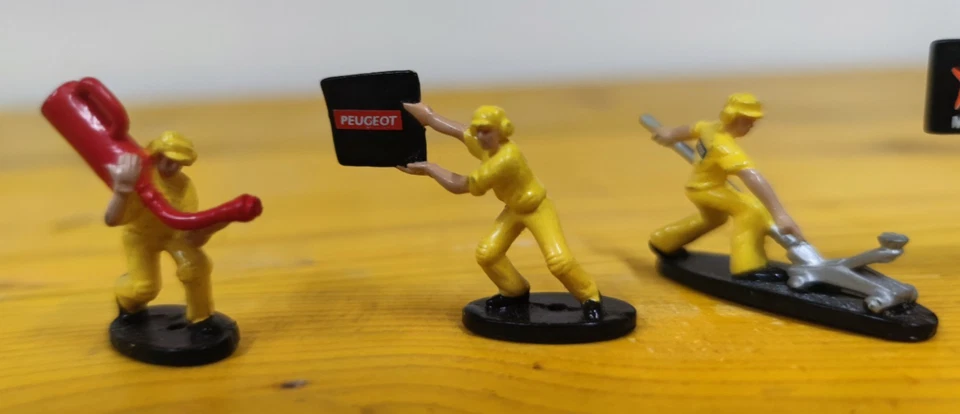 1:43 Pit Crew Figurines mini figure vintage peugeot rally meccanici auto mobil 1 - Immagine 2 di 4