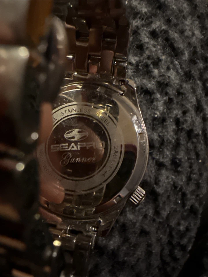 Reloj sumergible SeaPro de brazo izquierdo para hombre con esfera negra Foto 3 de 4