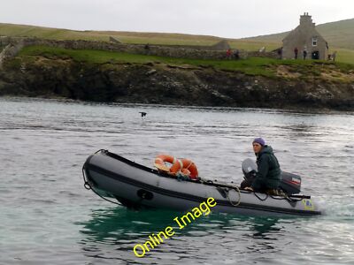 Foto 12x8 Noss Sound Gunnista Die Insel Noss RSPB Fähre kommt kurz vor der Ankunft c2013