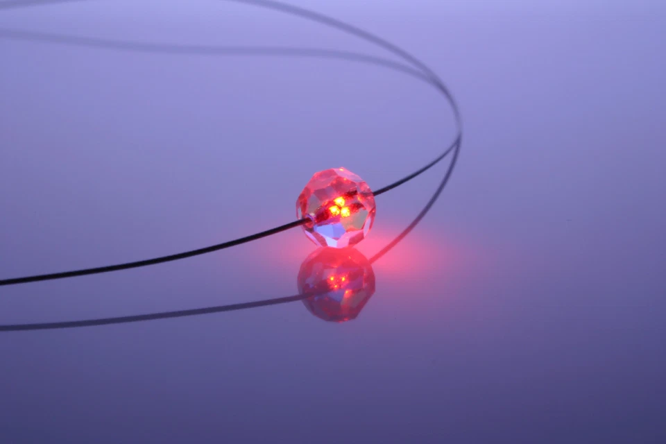 Halskette mit leuchtenden Kristall besonderes Geschenk Frau LED Leucht Schmuck - Bild 2 von 4