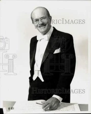 1967 Press Photo Les Rohde with musical score - lra33717