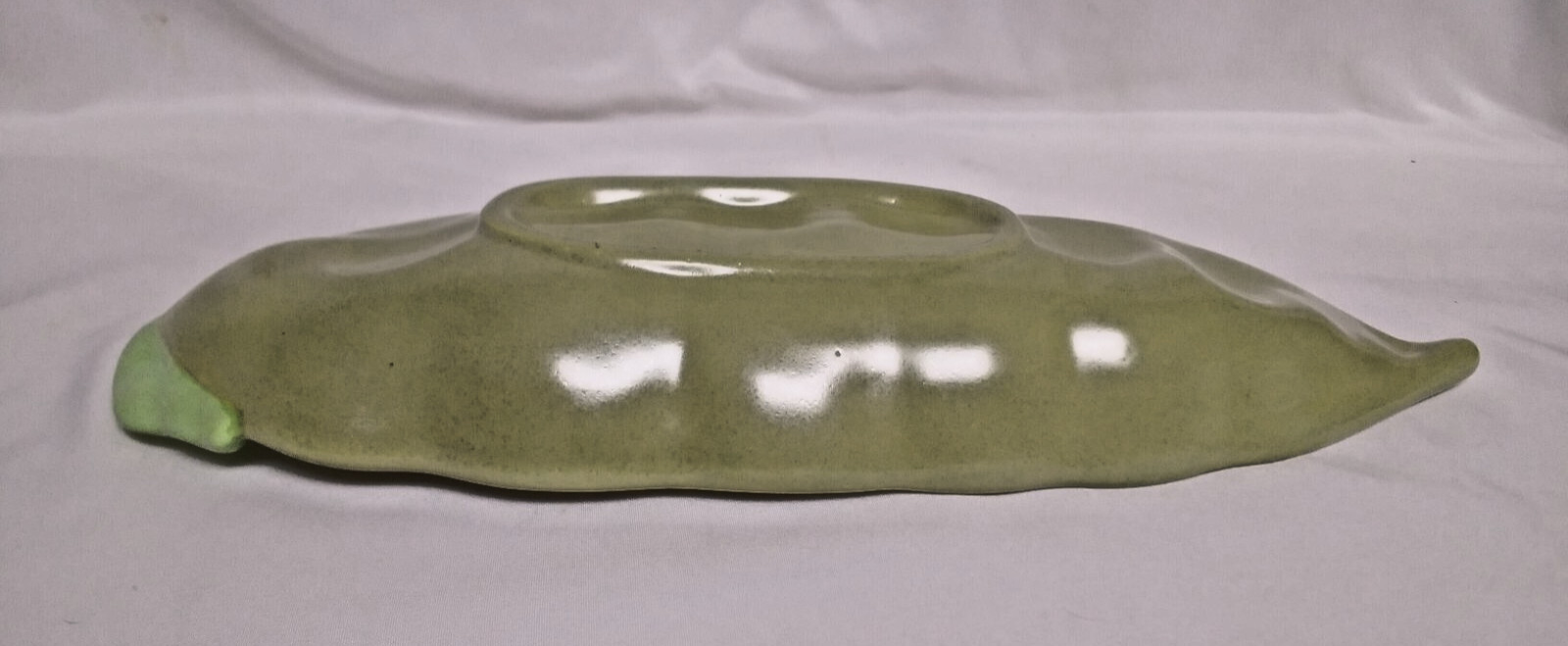 VINTAGE PEAS IN A POD CERAMIC VEGETABLE SERVING DISH