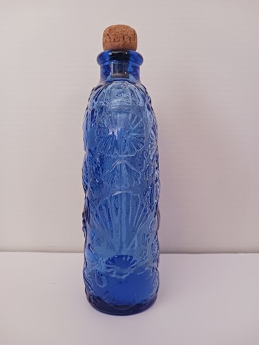 Vaso/decanter vintage in vetro blu cobalto conchiglie di mare in rilievo casa sulla spiaggia - Foto 2 di 9
