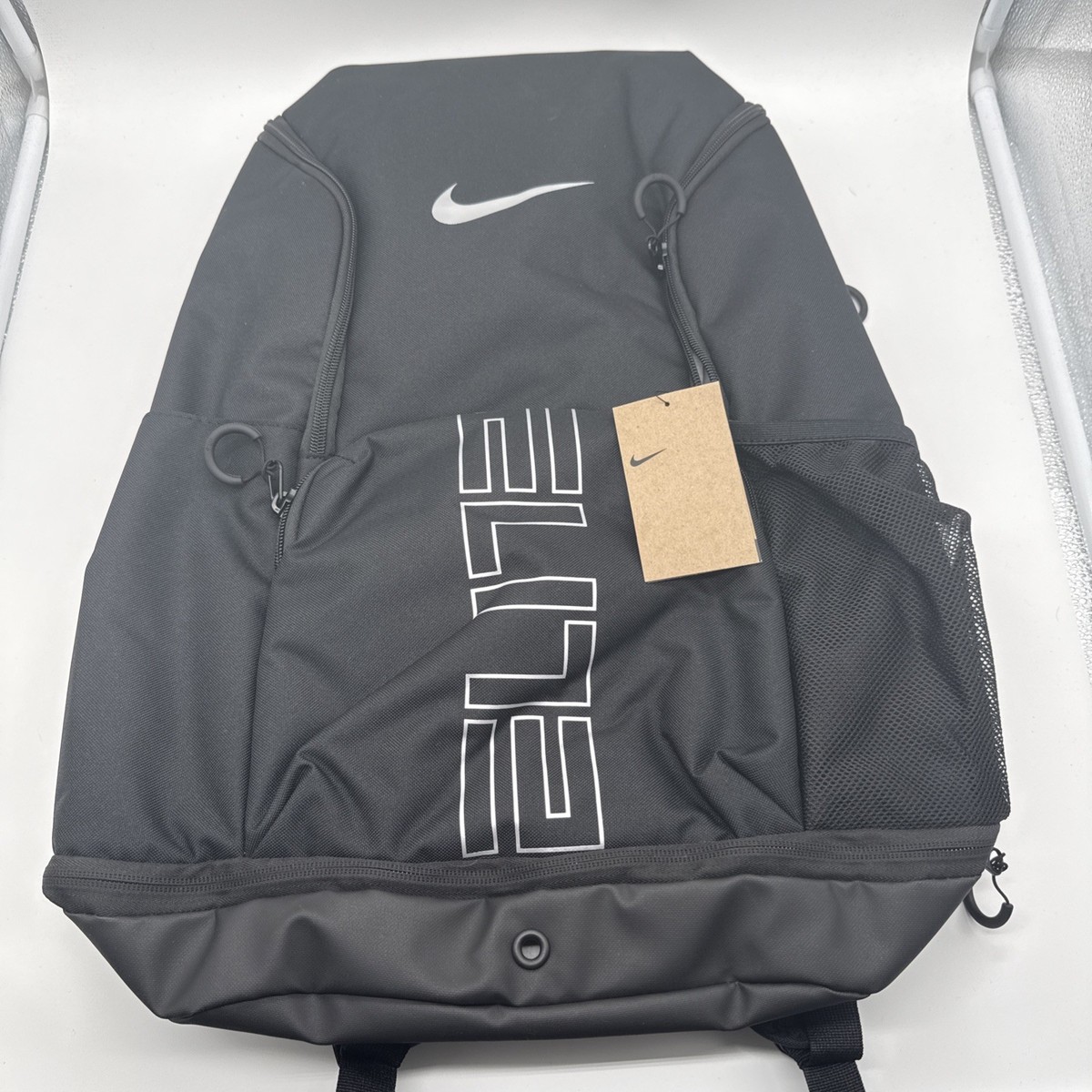 black and sikver nike elite backpack Varsity (32L) 'Black' With Air Max comfort on the shoulder straps and a bold varsity aesthetic Nike Elite Black/White/Anthracite Pattern One