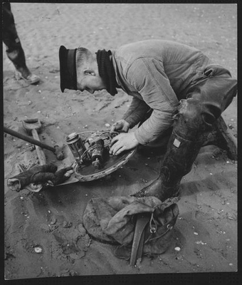 #ad Royal Navy mine defuser of the Rendering Safe of Mines Squad which Old Photo AU $9.00