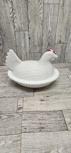 Vintage Westmoreland Milk Glass Chicken/Hen on Nest Covered Dish Split Tail