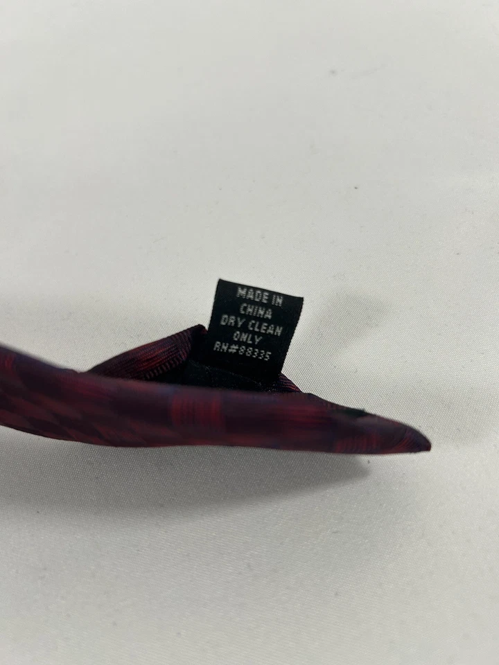 Kenneth Cole 100% Silk Hand Made Iridescent Blue/ Red Neck Tie Men’s 56 x 3.75 - Image 4 of 4