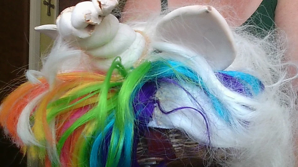 Peluca de pelo unicornio-cuerno, 2 orejas, flequillo arco iris, melena blanca Halloween *usada/áspera Foto 4 de 4