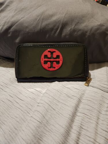 Authentic Tory Burch Purple/red Patent Leather Logo Zip Around Wallet - Picture 1 of 8