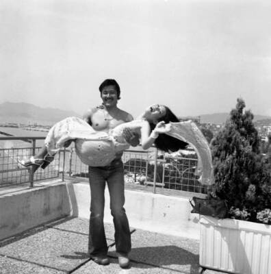 Japanese actor Tatsuya Fuji wears actress Eiko Matsuda at the Cann- Old Photo