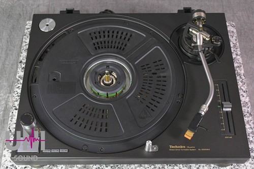 Technics SL-1200MK4 Black direct drive turntable in Very Good Condition - Picture 7 of 22