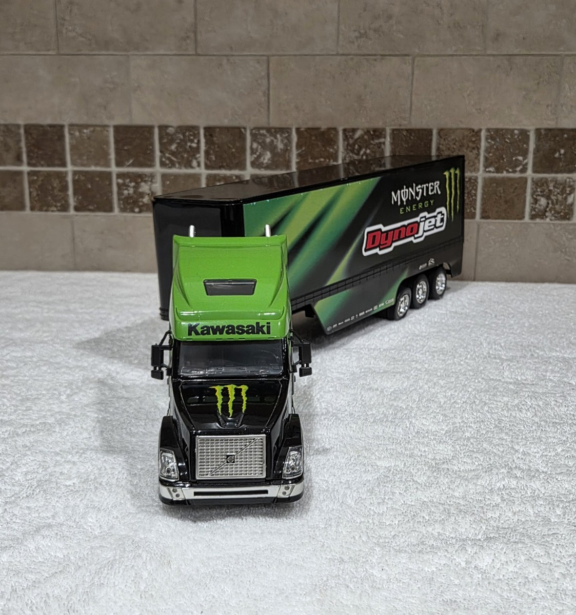 New Ray Thor Kawasaki Monster Energy Diecast 1:32 Tractor Trailer