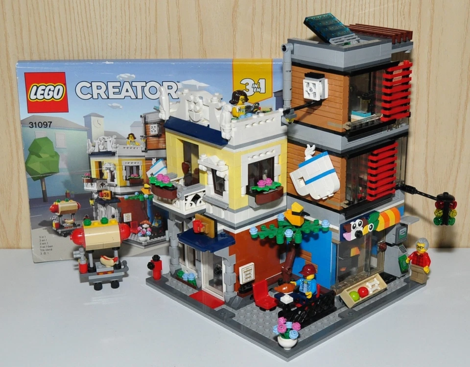 LEGO Creator 31097 Townhouse Pet Shop & Café, foto 1 di 5