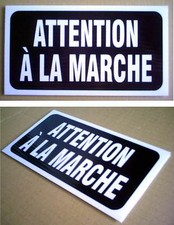 UNE PANCARTE EN PLASTIQUE 4 "x 8 " ATTENTION  LA MARCHE.