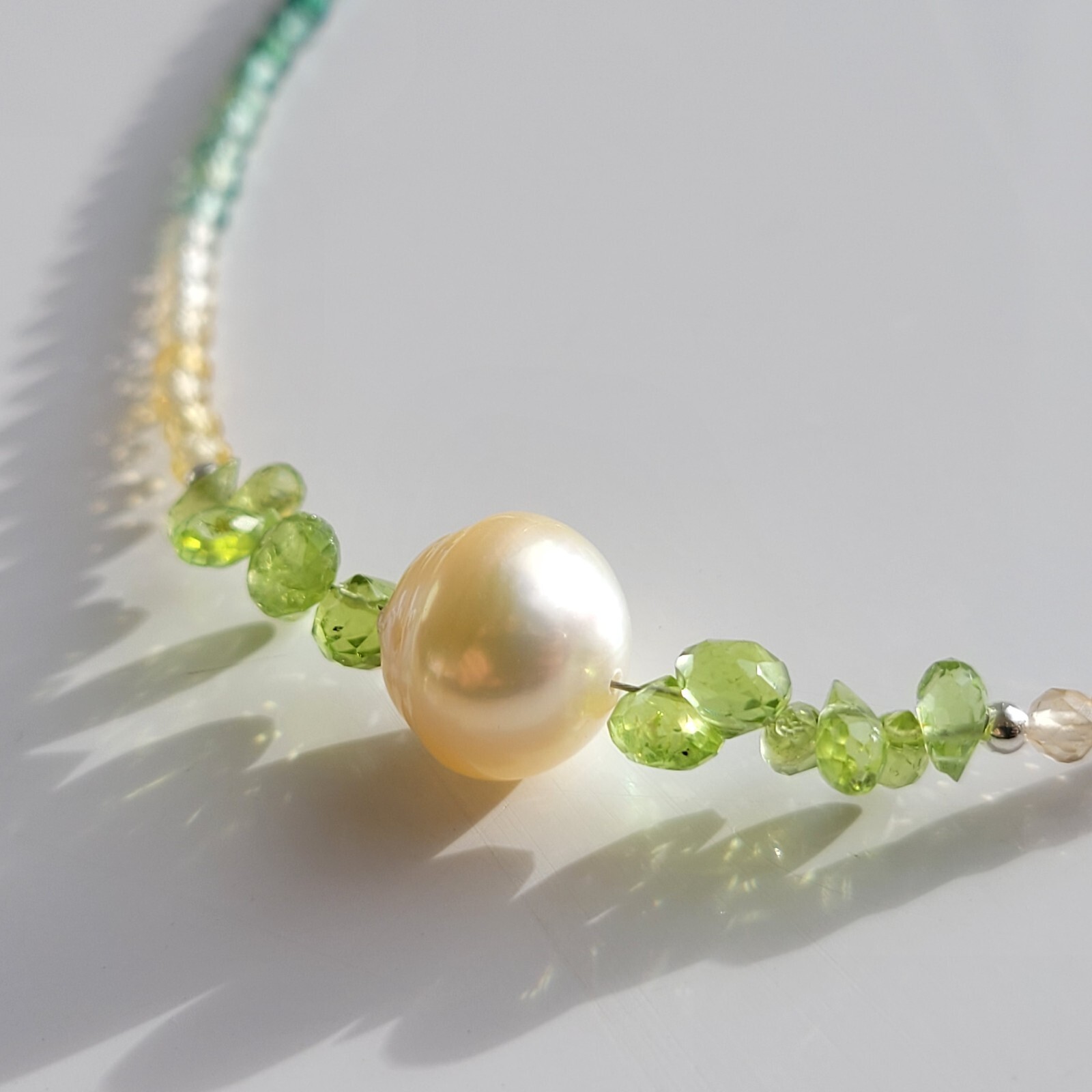 Collier perle des mers du sud et pierres d'apatite pour une élégance quotidienne