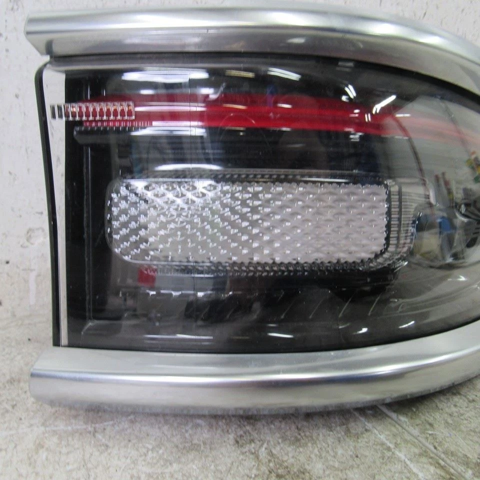 Jeep Grand Wagoneer 2023 luz trasera LED lámpara de freno pasajero derecho derecho derecho Foto 2 de 4