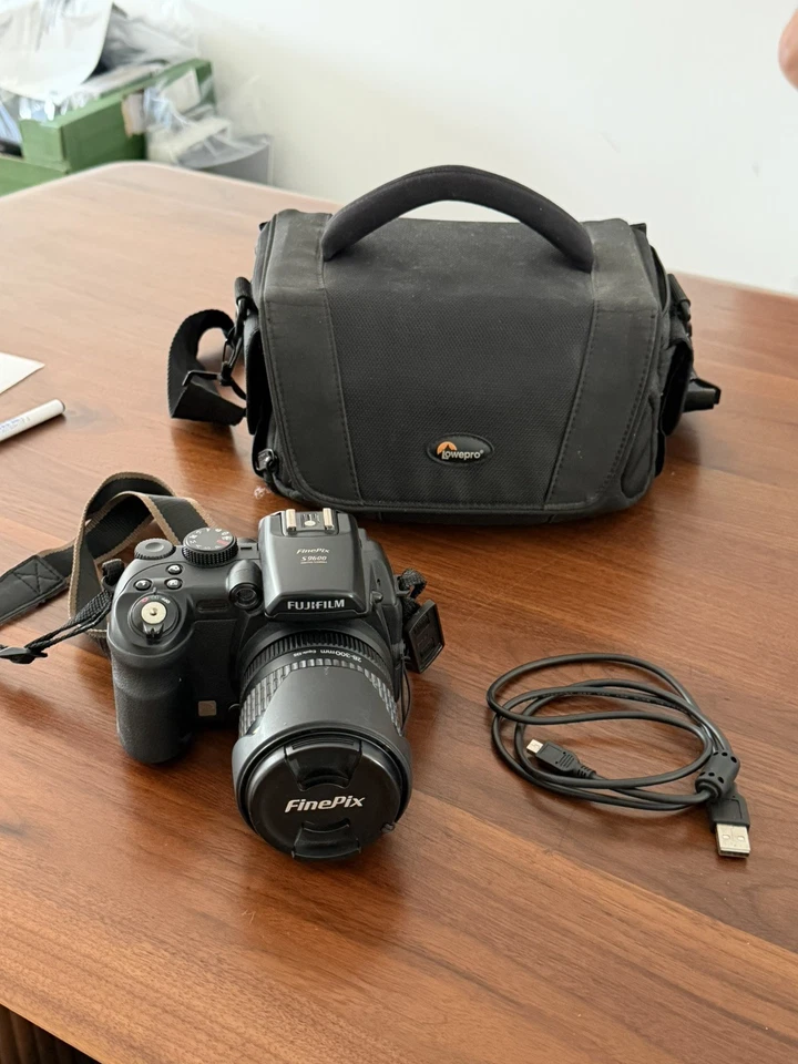 Fujifilm FinePix S9600 – Bridge numérique + objectif 28-300 mm + accessoires - Photo 1/4