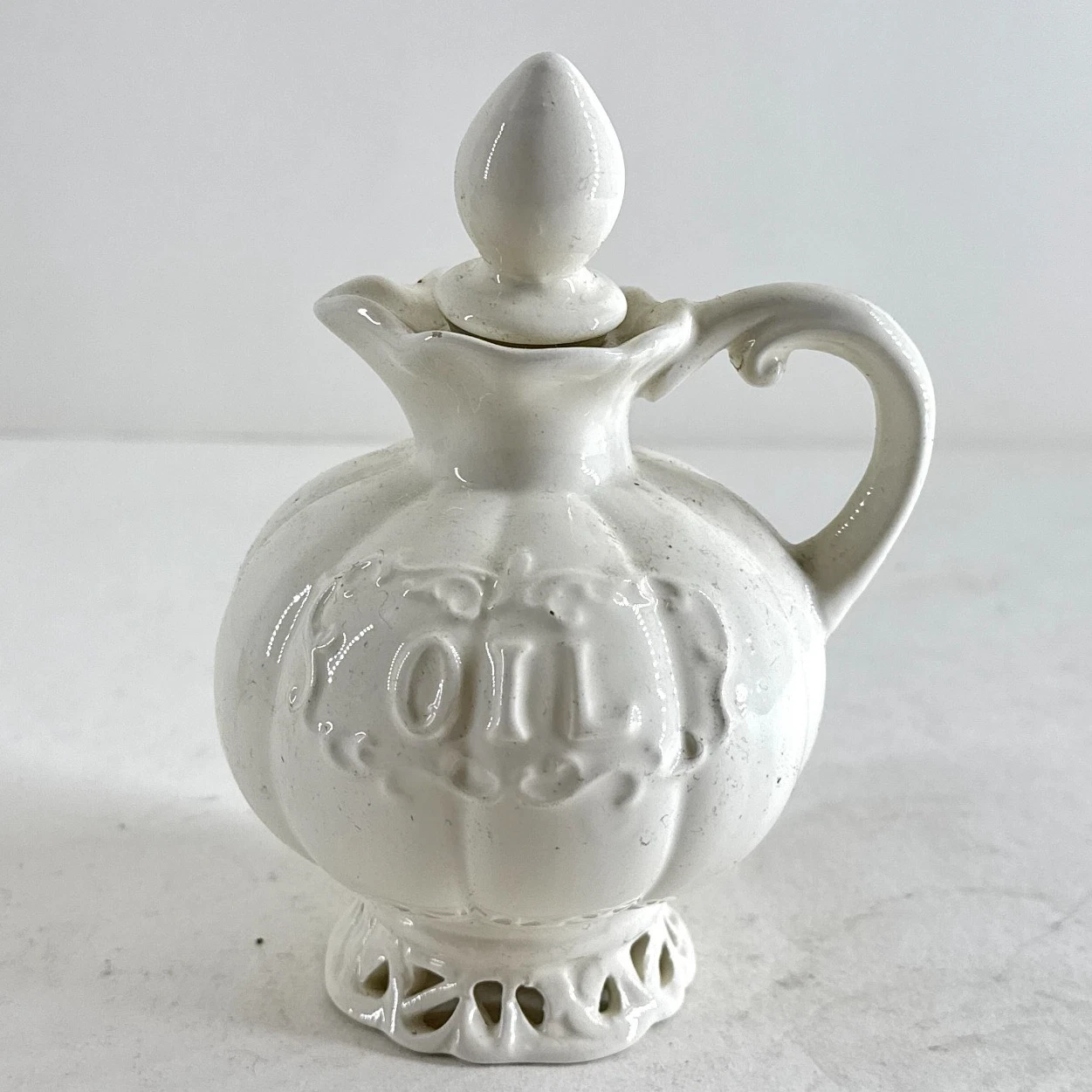WHITE WHITE CERAMIC OIL CRUET DISPENSER STOPPER EMBOSSED OIL PIERCED FOOT