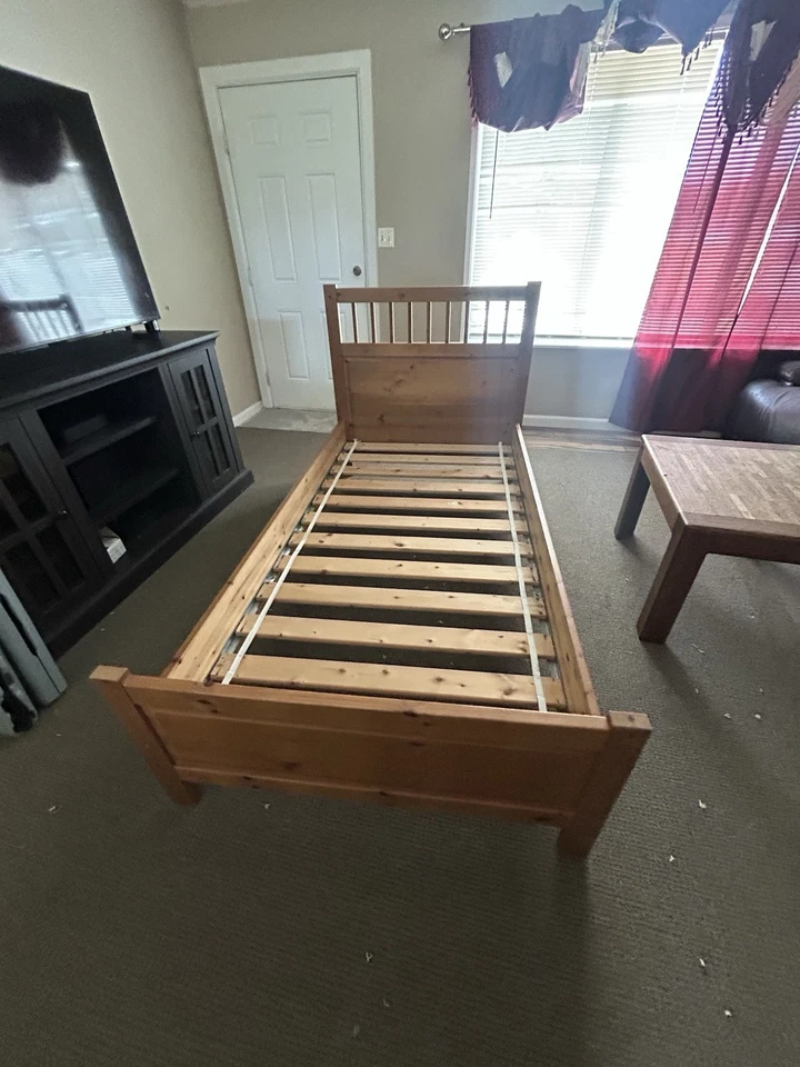 Marco de cama de madera tamaño doble con cabecero Foto 2 de 4