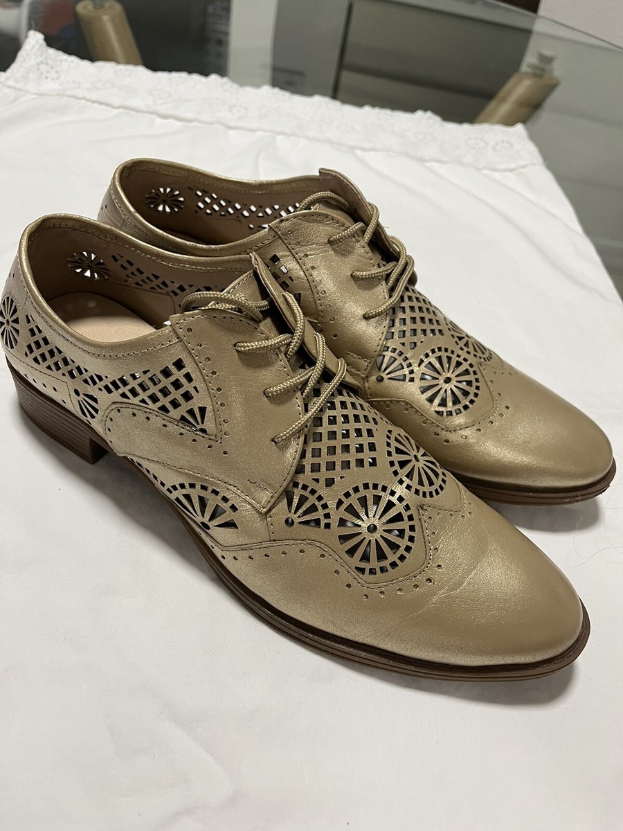 Womens size 40 US 8.5 Lace Oxford Shoes Gold Beige Cutout