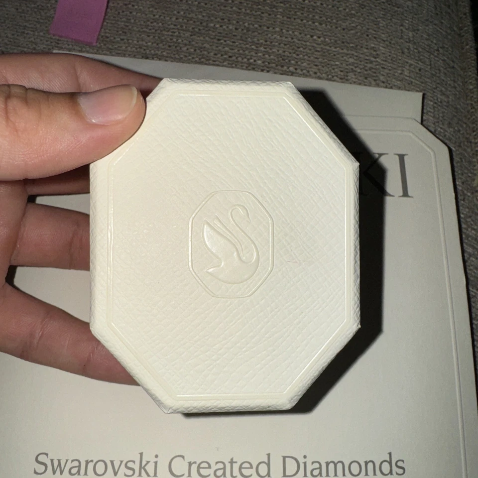 Anillo de compromiso Swarovski de diamantes cultivados en laboratorio de 1 quilate Foto 4 de 4