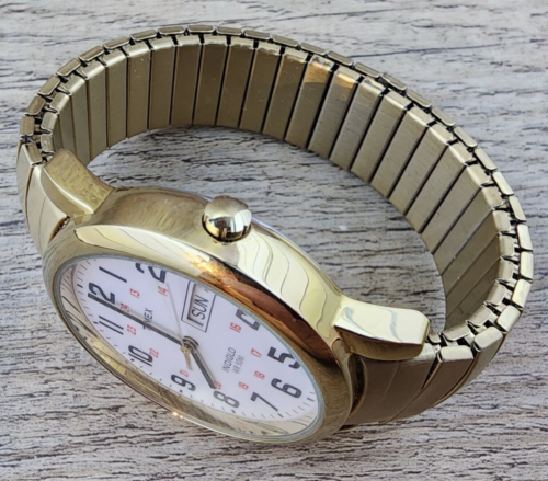 Orologio da polso uomo vintage Timex Indiglo acciaio argento tono oro WR 30M - TESTATO - Foto 5 di 6