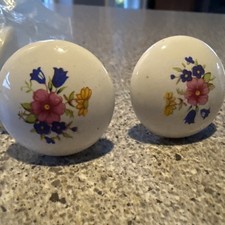 Zestaw 3 ceramicznych porcelanowych szuflad Vintage Białe Okrągłe Kwiatowe Gałki do szafki