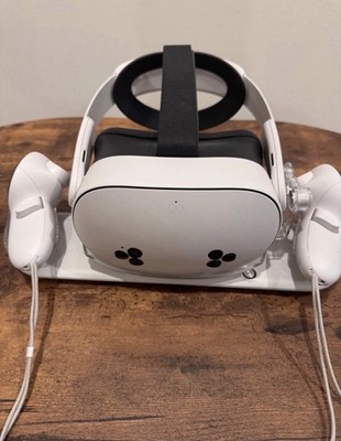 Meta Quest 3s Standalone VR Headset 120Hz USB-C White w/ Carrying Case Images